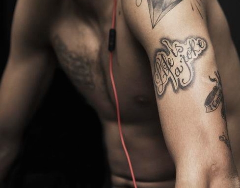 ネイマール選手の左腕のタトゥーの写真