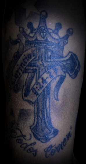 ネイマール選手の大きな十字架のタトゥーの写真