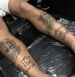 ネイマール選手の両足すねのタトゥーの写真