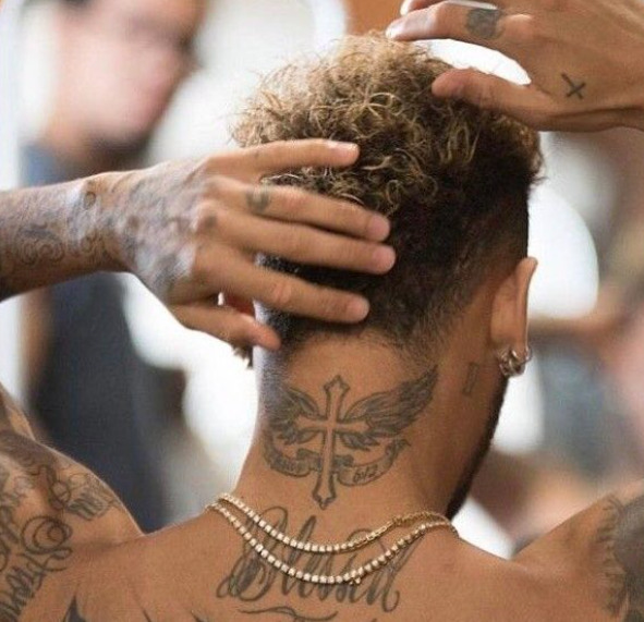ネイマール選手の首のタトゥーの写真