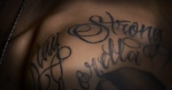 ネイマール選手の「Stay Strong」のタトゥーの写真