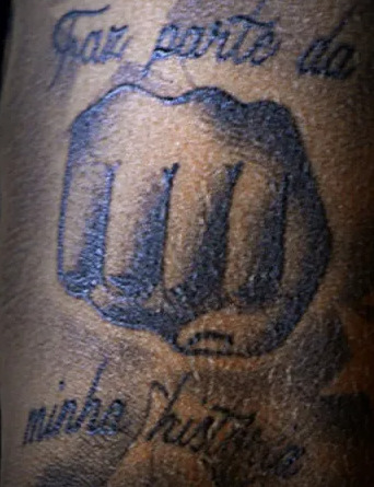 ネイマール選手の“Far parte de mi historia”（物語の一部になる）のタトゥーの写真