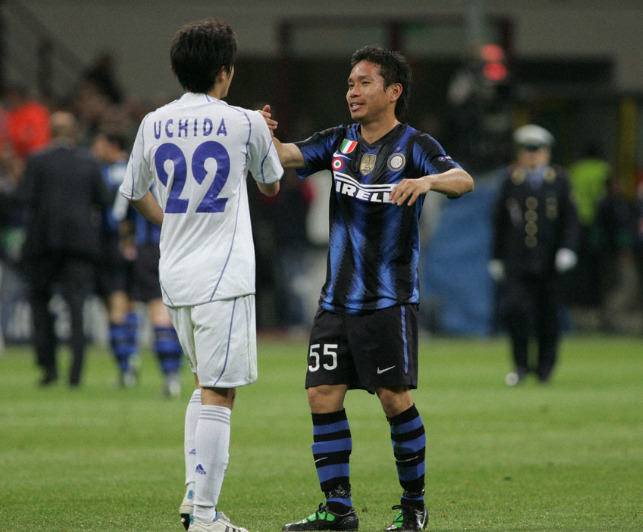 2010-2011UEFAチャンピオンズリーグ準々決勝の試合後の長友佑都選手と内田篤人氏の写真