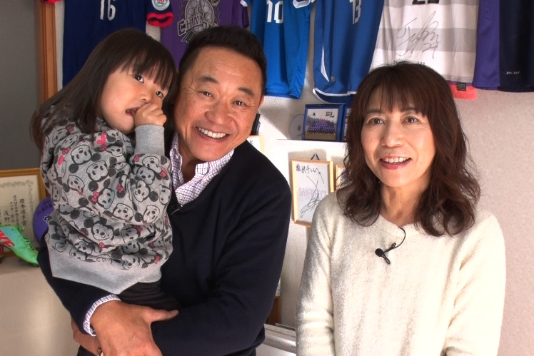 浅野拓磨選手の母親の都姉子（としこ）さんと小春さんと松木安太郎さんの写真