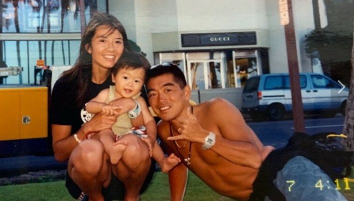 相馬勇紀選手と父親、母親の写真