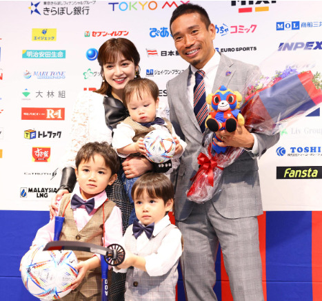 長友佑都選手を祝福する平愛梨さんと3人の子供の写真