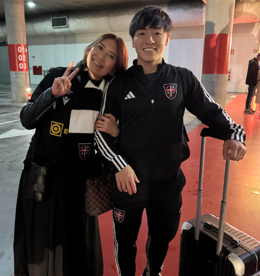 相馬勇紀選手と母の靖子さんの写真