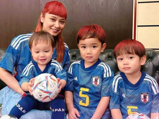 平愛梨さんと子供3人の写真