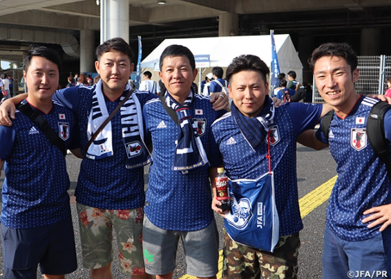 サッカー日本代表サポーターの写真