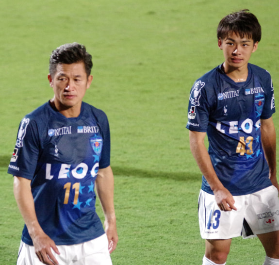 斉藤光毅選手と三浦知良選手の写真