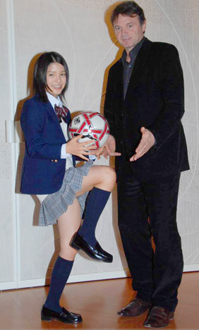 トルシエ氏と川島海荷さんの写真
