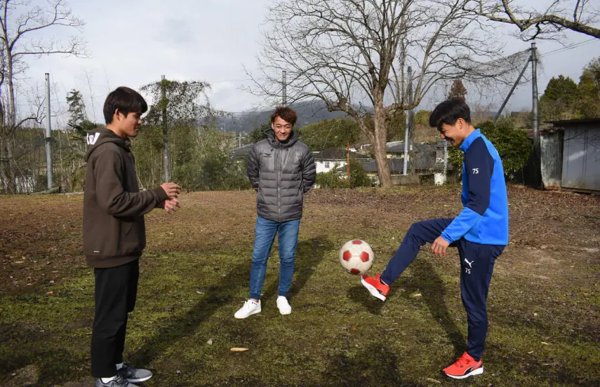 佐野海舟選手と父・龍一さんと弟・航大選手の写真