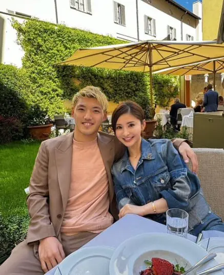 堂安律選手と明松美玖(あけまつみく)さんの写真