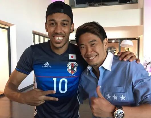 オーバメヤン選手と香川選手の写真
