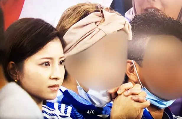 堂安律選手の両親と奥さんの明松美玖さんの写真