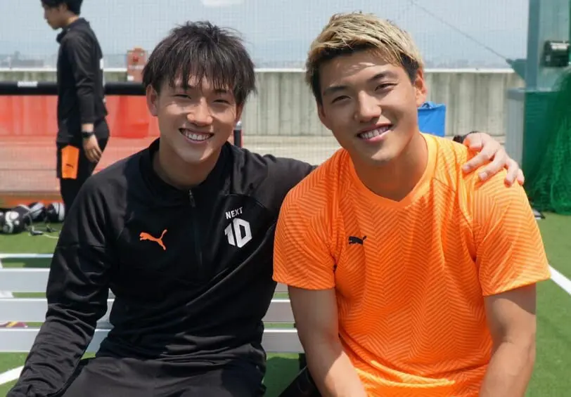 兄・堂安憂さんと律選手の写真