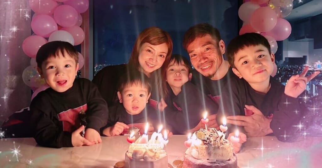 長友佑都選手と奥さんの平愛梨、子供4人の写真