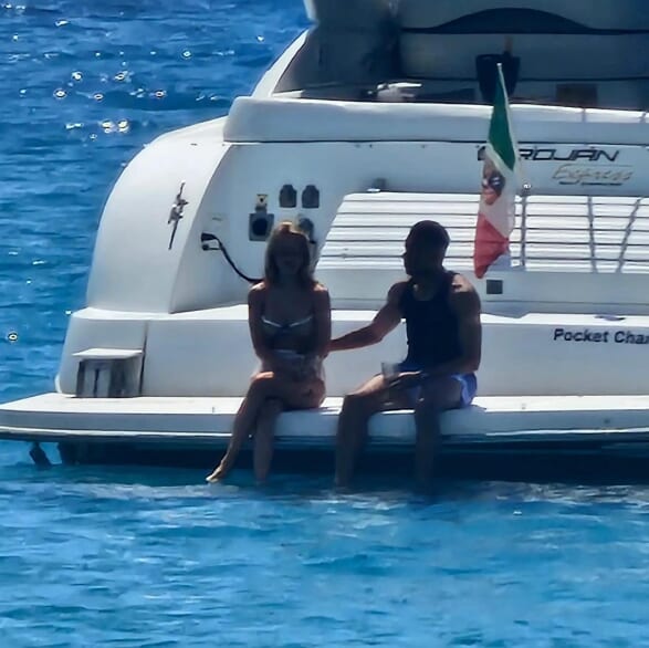 ムバッペ選手と彼女のエステル・エクスポシトさんの写真