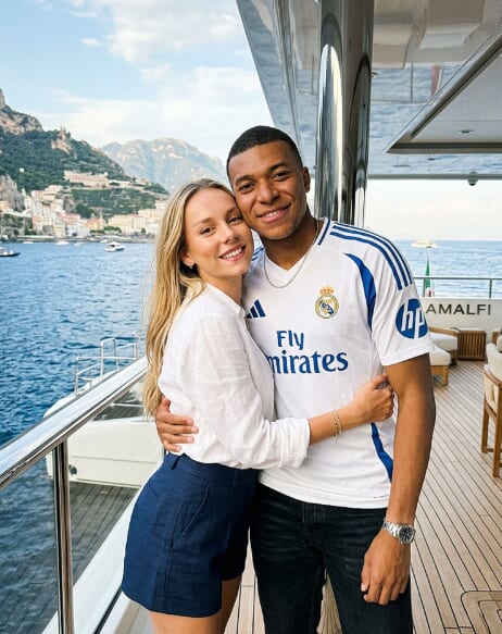 ムバッペ選手と彼女のエステル・エクスポシトさんの写真